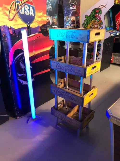 Buntes Aluminium Regal für Cola Flaschen