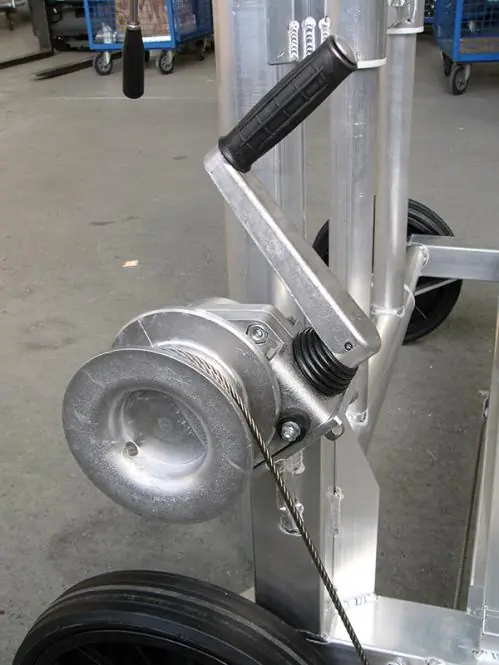 Fahrbarer Hub- und Transportwagen für Basketball 1-Mast und 2-Mast Anlagen Fahrbarer Hub- und Transportwagen für Basketball 1-Mast und 2-Mast Anlagen