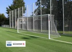 Eckverschweißtes Fußballtor, Typ 2, in Hülsen stehend