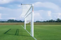 Eckverschweißtes Jugendfußballtor, Typ 2, mit Netzstangen, in Hülsen stehend, Bodenrahmen hochgeklappt