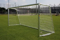 Jugendfußballtor mit Tragegriffen, vollverschweißt - auf Sportplatz