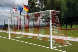 Eckverschweißtes Fußballtor, Typ 2, in Hülsen stehend