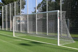 Eckverschweißtes Fußballtor, Typ 2, in Hülsen stehend