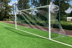 Eckverschweißtes Fußballtor, Typ 2, in Hülsen stehend