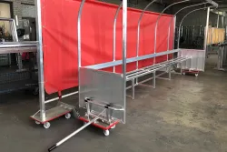 Hubwagen mit Hebelarm für Spielerkabinen, Ansicht mit angehobener Kabine