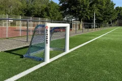 Profi Minifussballtor aus Ovalprofil, weiß pulverbeschichtet, 120 x 80 cm auf dem Fußballplatz