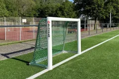 Profi Minifussballtor aus Ovalprofil, weiß pulverbeschichtet, 180 x 120 cm auf dem Fußballplatz
