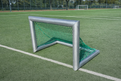 Profi Minifussballtor in L-Form aus Rundprofil, 120 x 80 cm auf dem Fußballplatz