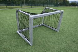 Profi Minifussballtor aus Rechteckprofil, 120 x 80 cm auf dem Fußballplatz