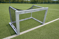 Profi Minifussballtor aus Rechteckprofil, 120 x 80 cm auf dem Fußballplatz