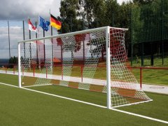 Eckverschweißtes Fußballtor, Typ 2, in Hülsen stehend