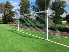 Eckverschweißtes Fußballtor, Typ 2, in Hülsen stehend